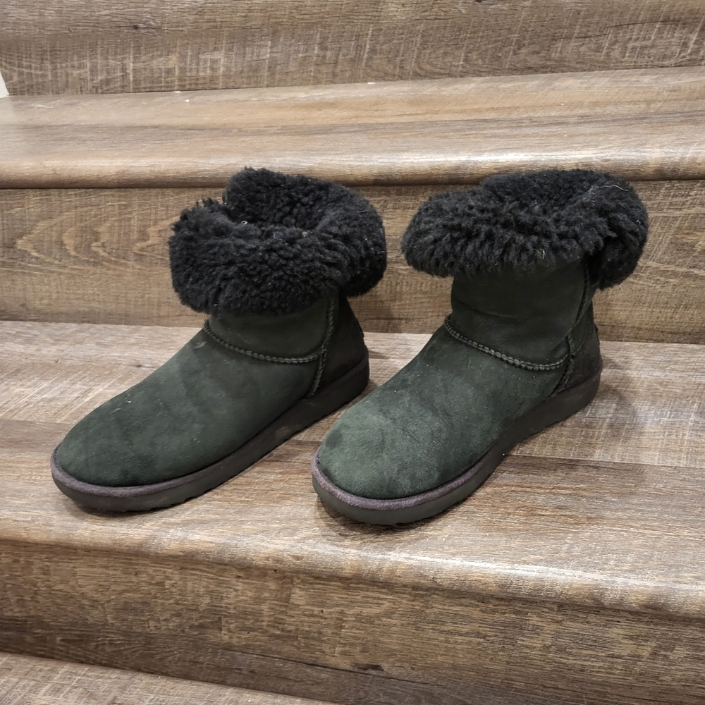 Black UGG SHORT SIZE 7